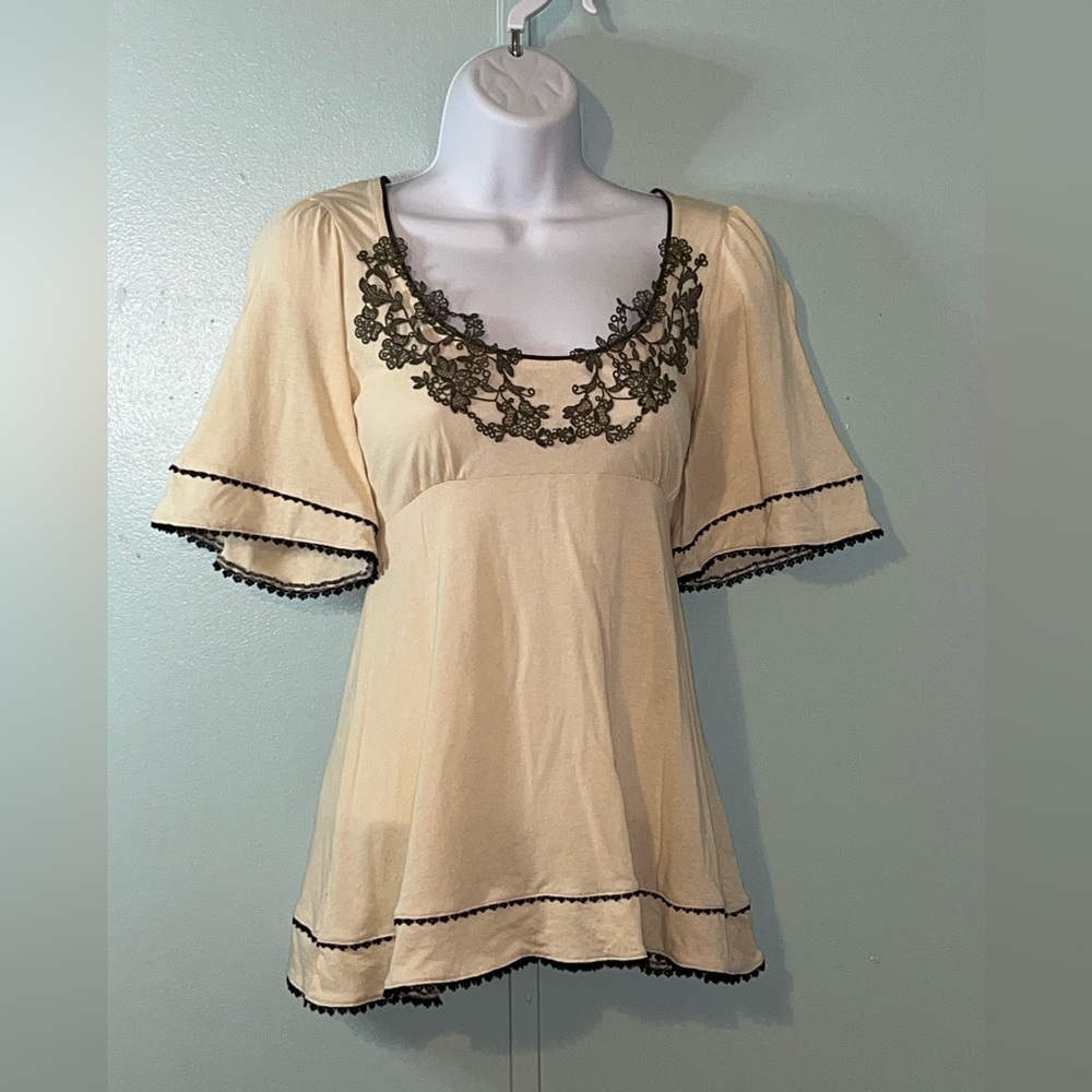 RicRac Blouse Size Small‎ Cream Black Lace Designs